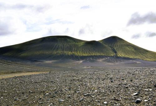 En Torfajökull abundan los conos volcánicos cubiertos de musgo que emergen del desierto de cenizas negras. (Autor: Antonio P. López)