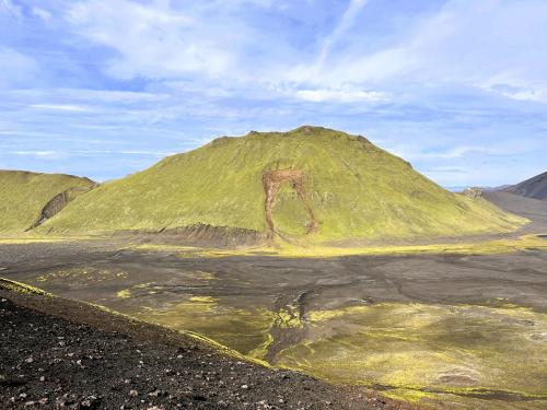 El área volcánica de Torfajökull, en la Reserva Natural de Fjallabak, es una de las zonas más extensas de riolita de Islandia. El volcán central, el Torfajökull, es una gran caldera que entró por última vez en erupción a mediados de la glaciación Würm y que formó, además, otros volcanes menores cercanos, como el Háalda, Suðurnám, North Barmur, Kaldaklofsjökull y Ljósártungur. (Autor: Antonio P. López)