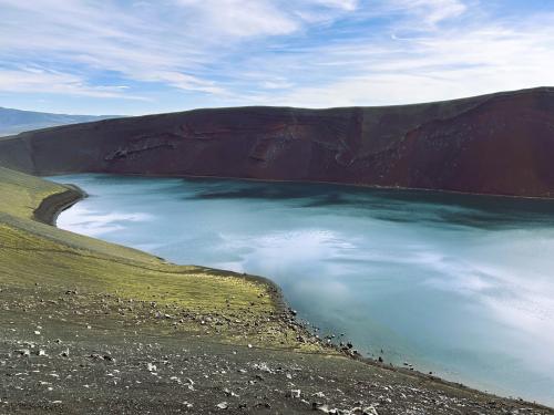 Ljótipollur es un cráter de explosión (maar), el más meridional de la fisura eruptiva de Veiðivötn, que se creó durante una gran erupción en 1477. Las paredes de la caldera son de riolita de color rojizo y la parte superior está cubierta de abundante ceniza muy oscura y en parte vitrificada. En su interior se ha formado un lago con aguas de color azulado que tiene una profundidad aproximada de 14 metros. (Autor: Antonio P. López)