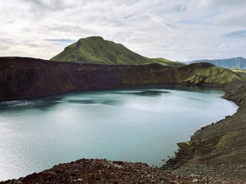 El cráter Ljótipollur forma parte del sistema de fisuras volcánicas de Veiðivötn. Se sitúa en las Tierras Altas del Sur, dentro de la Reserva Natural de Fjallabak que se formó en la zona del rift occidental de la placa norteamericana hace unos 8-10 millones de años. La actividad volcánica se reanudó en la zona hace unos dos millones de años, cuando la zona del rift oriental se desplazó hacia el sur. La razón de la actividad volcánica en esta zona se debe a que el magma caliente y alcalino de la zona norte del rift se comprime, se funde en la corteza y se mezcla con ella. (Autor: Antonio P. López)