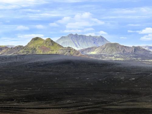 La geomorfología de las Highlands se caracteriza por la presencia de conos volcánicos rodeados por grandes extensiones de cenizas de color marrón oscuro a negro. La altitud media está por encima de los 400 metros y es un desierto en todos los aspectos, muy poco habitado, sin carreteras y, debido a que el agua de lluvia se filtra muy rápidamente en el terreno, no crecen las plantas, excepto varios tipos de musgos y líquenes en la temporada más cálida. En invierno el acceso es imposible debido a la acumulación de hielo. (Autor: Antonio P. López)