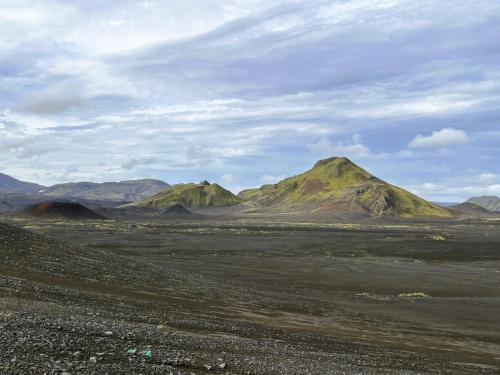 El área de Landmannalaugar está rodeada por la Reserva Natural de Fjallabak (Friðland að Fjallabaki), en la región de Suðurland, en las Highlands (Tierras Altas) de Islandia. Landmannalaugar es una gran extensión de campos de lava y cenizas volcánicas que se formó en una erupción en 1477. Los conos volcánicos predominantes están formados por riolita y están cubiertos de musgo en verano y de hielo en invierno. Esta región forma parte del sistema volcánico de Torfajökull. (Autor: Antonio P. López)