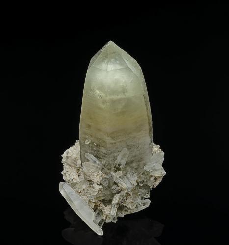 Quartz<br />Distrito minero Torrington, Condado Clive, Nueva Gales del Sur, Australia<br />7.0 x 4.0 cm<br /> (Author: am mizunaka)