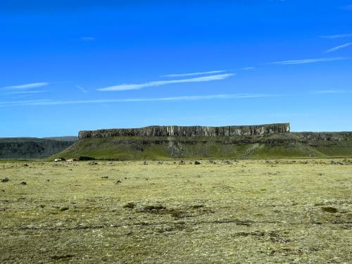 Cerca de Kirkjubæjarklaustur, un pequeño pueblo al sur de Islandia, aparecen estas coladas basálticas procedentes de la erupción del volcán Lakagígar entre 1783-84. Este volcán surgió de una fisura en el volcán Grímsvötn, que expulsó unos 14 kilómetros cúbicos de lava basáltica y nubes tóxicas de ácido fluorhídrico y dióxido de azufre que acabaron con la vida de 9.000 islandeses y más del 50 % del ganado de la isla. (Autor: Antonio P. López)