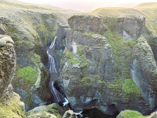 Al norte del cañón, las aguas del río Mögá se precipitan sobre las del Fjaðrá formando la estrecha cascada Mögárfoss. (Autor: Antonio P. López)