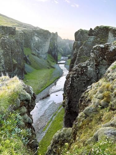 El lecho rocoso está formado por basalto muy alterado y palagonita, producto de la alteración del vidrio basáltico submarino, con una edad aproximada de 2 millones de años. En la última glaciación, hace unos 9.000 años, al retirarse el hielo de la zona se formó un lago. La gran cantidad de sedimentos transportados por los glaciares y el importante aporte de agua de deshielo provocaron que el lago se desbordara por una gran cascada que fue erosionando el lecho y formó un profundo canal. Los sedimentos colmataron el lago hasta desaparecer, dejando el actual cañón. (Autor: Antonio P. López)