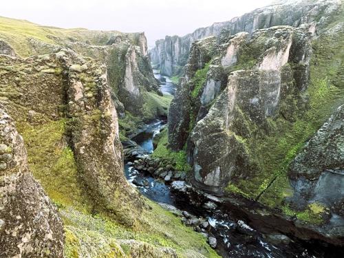 Otro espectacular cañón, el Fjaðrárgljúfur, al sureste del país, tiene algo más de 1 km de longitud y paredes escarpadas de unos 100 metros de profundidad. El río Fjaðrá, que corre por su fondo, nace en el monte Geirlandshraun y desemboca en Skaftáreldahraun, uno de los mayores campos de lava del mundo expulsada por la destructiva erupción de la fisura volcánica de Laki en 1783, y que actualmente está cubierto por musgo en su totalidad. (Autor: Antonio P. López)