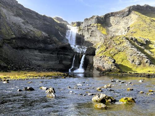 Caminando unos 6 km a lo largo de la fisura volcánica se llega a Ófærufoss. Esta cascada tiene aproximadamente 40 metros de altura y sus aguas caen en varios niveles. Naturaleza en estado puro: rocas volcánicas, musgo, aguas cristalinas, y sin nadie en varios kilómetros a la redonda. (Autor: Antonio P. López)