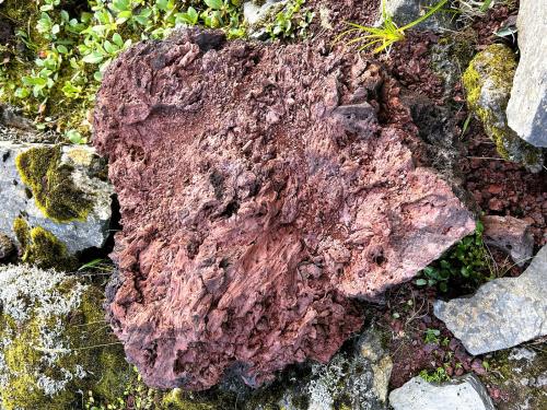 Roca volcánica que se ha solidificado preservando la textura del fluido de la corriente de lava, en Eldgjá. (Autor: Antonio P. López)