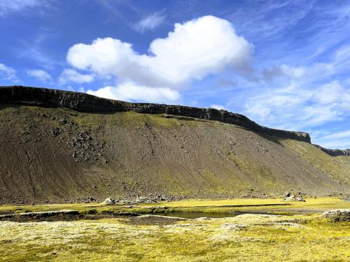 El comienzo de la erupción fue probablemente explosivo, ya que el magma entró en contacto con el agua. La erupción progresó con grandes y rápidas emisiones de lava, arrojando también fragmentos semifundidos de lava que solidificaron rápidamente formando los bordes de Eldgjá. La erupción duró probablemente varios años, arrojando unos 18,3 km3 de roca basáltica y 1,3 km3 de piroclastos y cenizas sobre una superficie de 800 km2. (Autor: Antonio P. López)