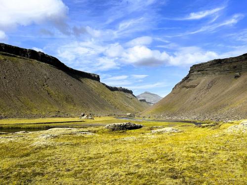 Eldgjá es el mayor cañón de origen volcánico del planeta. Está entre Landmannalaugar y Kirkjubæjarklaustur, al sur del Parque Nacional de Vatnajökull. Se formó alrededor del año 934 d.C. en la mayor erupción registrada en la Tierra durante el último milenio. El cañón tiene unos 8 km de largo, más de 400 m de ancho y casi 150 m de profundidad y forma parte de una fisura eruptiva de 45 km de longitud que se extiende hacia el noreste desde el volcán Katla, bajo el casquete glaciar Mýrdalsjökull. (Autor: Antonio P. López)