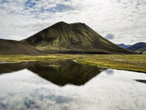 El cono volcánico reflejado sobre el río Jökuldalakvísl. (Autor: Antonio P. López)