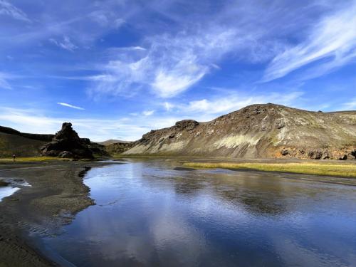 El río Jökuldalakvísl remansado entre riolitas, hialoclastitas y crestas de rocas volcánicas. (Autor: Antonio P. López)