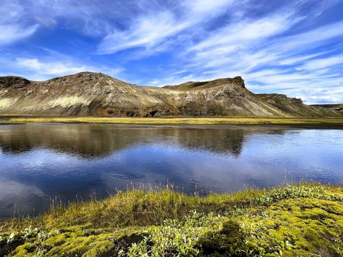 En un paraje desolado, entre campos de ceniza, aparece un pequeño oasis, el río Jökuldalakvísl. (Autor: Antonio P. López)