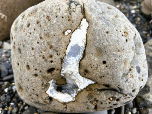 Esta roca volcánica muy erosionada contiene un filoncillo de calcedonia, cerca del volcán Öldufell. (Autor: Antonio P. López)