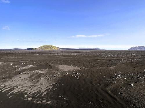 El extenso “desierto negro” de Mælifellssandur se encuentra entre los glaciares Mýrdalsjökull y Torfajökull. Está cubierto por cenizas y completamente deshabitado. (Autor: Antonio P. López)