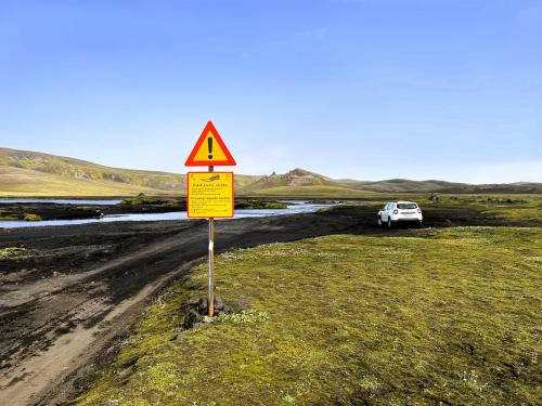 Antes de vadear el río hay que cerciorarse de su profundidad, la velocidad del flujo de agua y la mejor zona de paso. (Autor: Antonio P. López)