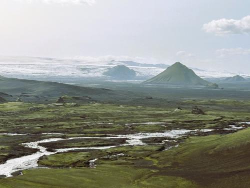 Naturaleza salvaje en la Reserva Natural Fjallabak, en las Highlands. En primer término, el río Brennivínskvísl, afluente del Hólmsá. El cono volcánico de la derecha es el volcán Mælifell, con 764 metros de altitud. Al fondo, el glaciar Mýrdalsjökull, el cuarto mayor de Islandia, que cubre el volcán Katla. (Autor: Antonio P. López)