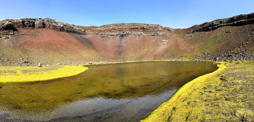 Otro impresionante cráter en la Reserva Natural de Fjallabak es el Rauðibotn, situado al sur del cañón Eldgjá. El cono de riolita rojiza forma parte del mismo sistema volcánico del Eldgjá y del Katla. Esta cadena de volcanes, según se tiene documentado, sólo ha entrado en erupción una vez desde la colonización vikinga de Islandia en el año 934. En cambio, del Katla se han documentado dieciséis erupciones, la última de las cuales tuvo lugar en 1918.
En la imagen, panorámica del cráter Rauðibotn con un pequeño lago en su interior. (Autor: Antonio P. López)