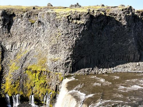 El río ha erosionado un campo de lava en el que se observan restos de columnas de basalto cerca del cauce. (Autor: Antonio P. López)