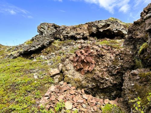 Subiendo por el desfiladero del cañón se encuentran fragmentos de obsidiana de color rojizo entre otras rocas volcánicas. (Autor: Antonio P. López)