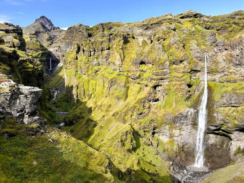 Otra de las cascadas que hay en este cañón es Hangandifoss, a la derecha, una de las más altas de Islandia con 123 metros de caída. (Autor: Antonio P. López)