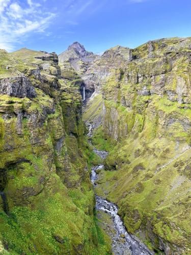 El cañón Múlagljúfur, situado al sur de Islandia, ha sido erosionado por el río Múlaá que nace en el glaciar del volcán Öræfajökull y se encuentra cerca de las lagunas de los glaciares Fjallsárlón y Jökulsárlón. Al fondo del cañón aparece la cascada Múlafoss. (Autor: Antonio P. López)