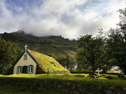 Hofskirkja –la iglesia de Hof– en la región de Öræfi, al sureste de la isla, fue construida en 1884. Los muros levantados con piedra y turba, así como el techo edificado con losas de piedra recubiertas de hierba, fueron diseñados por Páll Pálsson, según una antigua tradición islandesa. (Autor: Antonio P. López)