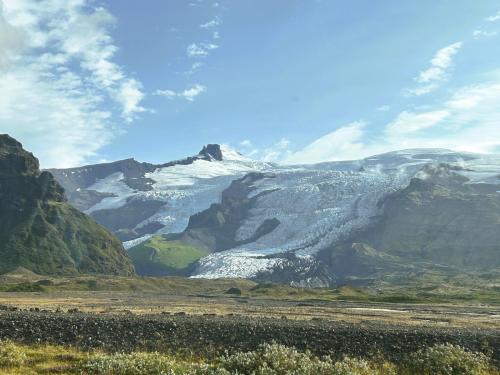 La lengua glaciar Falljökull bajando por la ladera suroeste del volcán Öræfajökull, en el Parque Nacional Skaftafell. A la izquierda se encuentra la cumbre del Hvannadalshnjúkur, el punto más elevado de Islandia con 2.109,60 metros de altitud. (Autor: Antonio P. López)