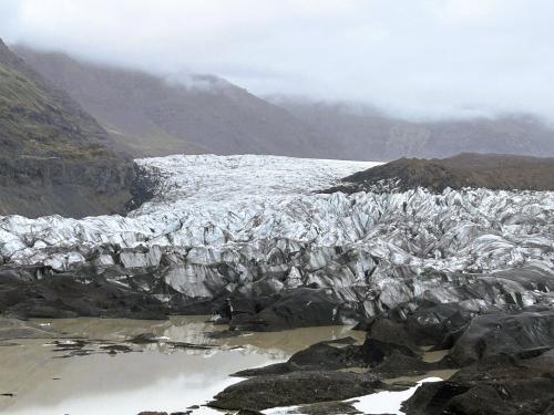 El glaciar Svínafellsjökull tiene una longitud de unos 10 kilómetros y varios cientos de metros de anchura. Desde 1895 está en retroceso, siendo en 1935 cuando tuvo la mayor pérdida de masa de hielo, retrocediendo cerca de 500 metros. Está monitorizado desde 1930 y las lecturas se hacen en otoño. Estas indican que el retroceso de la lengua glaciar no ha sido uniforme, porque se detuvo durante las tres últimas décadas del siglo XX, para acelerarse desde el 2010. (Autor: Antonio P. López)