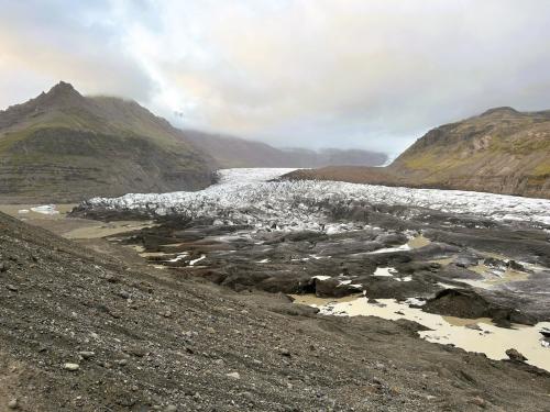 El glaciar Öræfajökull, situado sobre el volcán del mismo nombre, se encuentra en el Parque Nacional Skaftafell, en la región de Austurland, al sureste de Islandia. Aunque es menos conocido que el glaciar Vatnajökull, que también se formó en este volcán, sus hielos generan varias lenguas glaciares: Svínafellsjökull, la más occidental, y Falljökull, la lengua más oriental. (Autor: Antonio P. López)