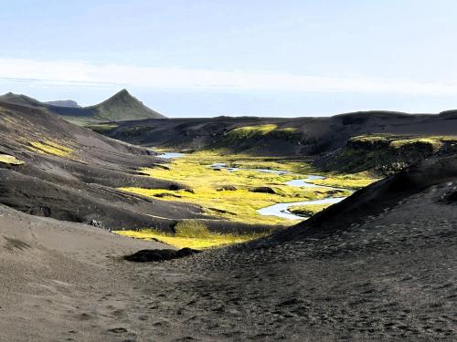 Al final de la interminable llanura de ceniza negra se encuentra el serpenteante río Bláfjallakvísl. (Autor: Antonio P. López)