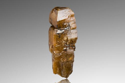 Xenotime-(Y)<br />Monte Zagi, Hameed Abad Kafoor Dheri, Peshawar, Jaiber Pastunjuá, Paquistán<br />1.5 x 1.5 x 5 cm / main crystal: 4.7 cm<br /> (Author: MIM Museum)