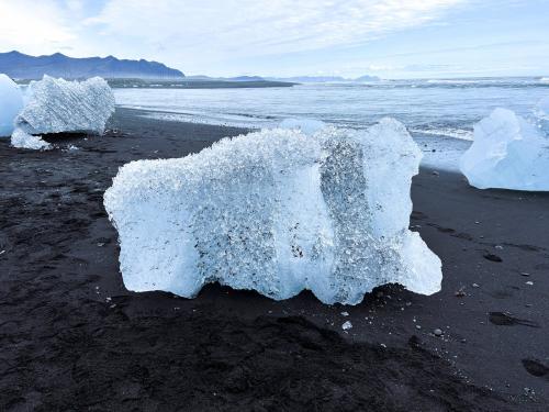 Restos de cenizas y pequeños trozos de roca, procedentes de una erupción, atrapados en el hielo glaciar. (Autor: Antonio P. López)