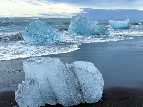 Caprichosas formas de los bloques de hielo de color azulado en la playa Eystri-Fellsfjara. En primer término, el hielo suele contener restos de cenizas volcánicas de colores oscuros atrapadas en su interior. El hielo permanece flotando en el lago unos cinco años de media antes de llegar al mar. (Autor: Antonio P. López)