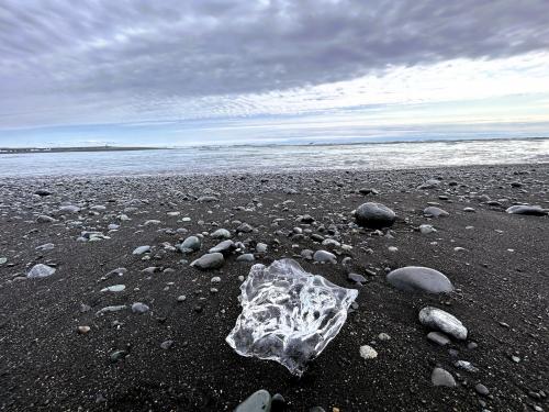 La playa Fellsfjara (Eystri-Fellsfjara, al este, y Vestri-Fellsfjara, al oeste) es conocida también como ‘Diamond Beach’. (Autor: Antonio P. López)