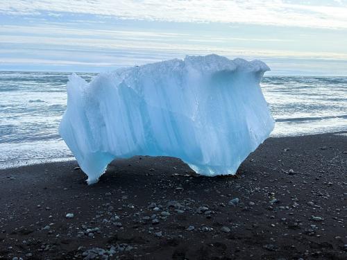 Breiðamerkurjökull es una lengua glaciar que nace del Vatnajökull, al sureste de Islandia. La lengua termina en el lago Jökulsárlón sobre los que hay flotando numerosos icebergs desprendidos del glaciar. Los trozos de hielo glaciar son arrastrados por el río Jökulsá á Breiðamerkursandi hacia el océano Atlántico, pero algunos son devueltos a la playa de arena negra de Eystri-Fellsfjara por la acción de las olas y las mareas. (Autor: Antonio P. López)