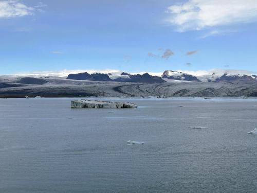 El lago Jökulsárlón tiene una profundidad máxima de unos 200 m y en su superficie se encuentran icebergs flotando que se desprenden de la lengua glaciar Breiðamerkurjökull (al fondo de la imagen). Como dato curioso, estos icebergs tardan en llegar al mar, situado a pocos cientos de metros, unos cinco años. (Autor: Antonio P. López)