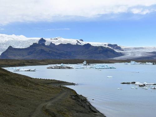 Jökulsárlón es el mayor lago glaciar de Islandia. Se formó en 1934-1935 y en 1975 pasó de 7,9 km² a los actuales 18 km², debido a la acelerada fusión de los glaciares de la zona. Al fondo, el Vatnajökull. (Autor: Antonio P. López)