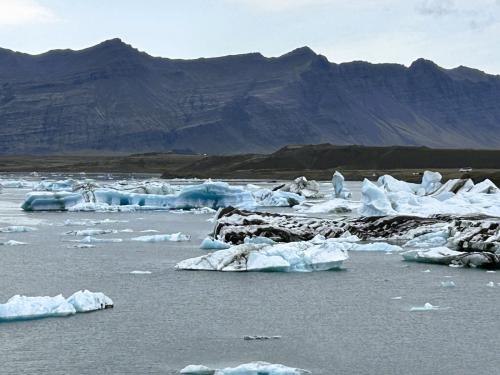 Las lagunas glaciares más grandes de Islandia, Jökulsárlón (en la imagen) y Fjallsárlón, se encuentran dentro de los límites del Parque Nacional Vatnajökull. Estas lagunas se formaron como consecuencia del retroceso de las lenguas glaciares con respecto a la costa del océano Atlántico, a pocos metros de distancia. (Autor: Antonio P. López)