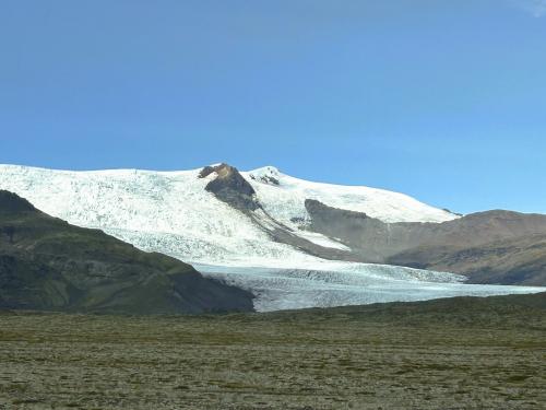 El Vatnajökull, con unos 8.000 km2, es el mayor glaciar de Europa y ocupa el 8% de la superficie total del país. Forma parte del Parque Nacional Vatnajökull, el más extenso de Europa, y se sitúa sobre una cadena de volcanes activos, como el Grímsvötn (uno de los más activos del país, que entró por última vez en erupción el 21 de mayo de 2011) o el Bárðarbunga (con 2.009 metros de altura, entró en erupción por última vez en septiembre de 2014). Se calcula que la pluma mantélica está situada justo debajo del Vatnajökull, de ahí la gran actividad volcánica de la zona. El espesor medio del hielo del casquete es de unos 400 m, llegando a un máximo de 1.000 m. (Autor: Antonio P. López)