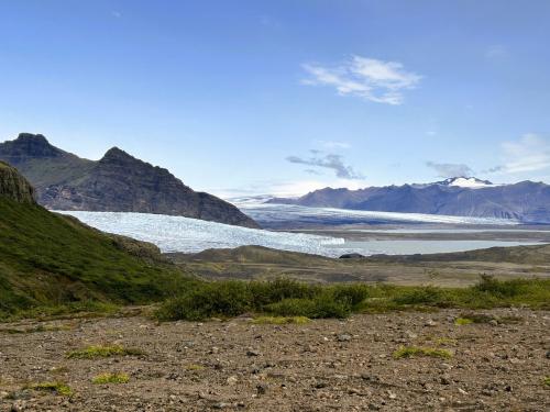 En el centro, el glaciar Fjallsjökull con el lago Fjallsárlón. El Fjallsjökull nace en las inmediaciones de la caldera volcánica de Öræfi, a más de 2.000 metros de altura, y forma parte del Öræfajökull, el glaciar situado a mayor altura de Islandia. A la derecha, el glaciar Vatnajökull. (Autor: Antonio P. López)