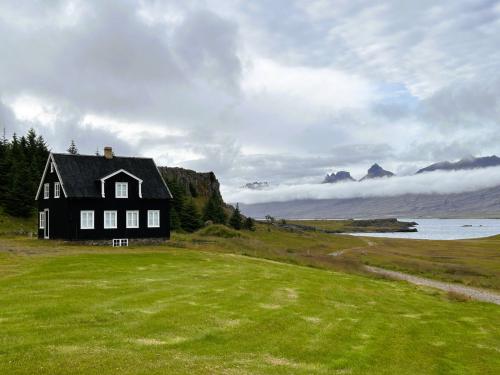 Esta antigua granja de Teigarhorn, llamada Weywadthús, está situada a pocos metros de la costa donde están concentradas las zeolitas. Fue construida entre 1880 y 1882 por Niels Peder Weywadt, gerente de una tienda en Djúpivogur y padre de Nicoline Weywadt, que fue la primera mujer islandesa que estudió Geología, aunque se dedicó a la fotografía y su colección de negativos en placas de vidrio y diversos equipos fotográficos se conservan en el Museo Nacional de Islandia. La casa estuvo habitada hasta 1988 y actualmente también pertenece al mismo museo. (Autor: Antonio P. López)