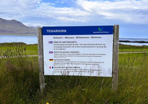 Panel informativo en el que se especifica que está estrictamente prohibido recoger muestras en toda la zona de Teigarhorn. (Autor: Antonio P. López)