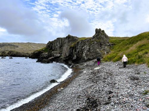 Teigarhorn se encuentra situado al noroeste de Djúpivogur, en el fiordo Berufjörður, al este de Islandia. Es mundialmente conocido por sus depósitos de zeolitas que aparecen en los huecos y fisuras de las rocas ígneas de los acantilados cerca de la costa. La formación de las zeolitas de Teigarhorn son el resultado de la interacción hidromagmática explosiva del magma en erupción y el agua, y están asociadas a diques que se extienden desde el volcán principal Álftafjörður, que estuvo activo hace más de 10 millones de años. (Autor: Antonio P. López)