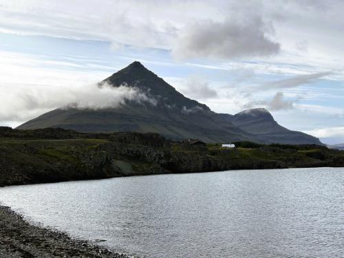 Búlandstindur es un cono volcánico situado entre las bahías de Berufjörður y Hamarsfjörður, en la región de Austurland, al este de Islandia. Tiene una altura de 1.069 metros sobre el nivel del mar y está formada por capas de basalto. (Autor: Antonio P. López)