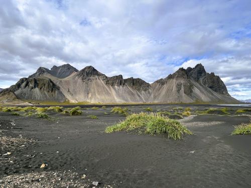 La playa de ’arena negra’ de Stokksnes está situada en el pueblo pesquero de Höfn, en Hornafjörður, región de Austurland, al sureste de Islandia. Es una extensa playa de dunas de varios kilómetros a los pies del glaciar Vatnajökull.
Cerca de la playa, está Vestrahorn con 454 metros de altura. Esta cadena montañosa se extiende entre los montes Húsadalstindur, en el oeste, y Brunnhorn, en el este. Su edad se estima entre 8 y 11 millones de años, cuando formó parte de un gran volcán central en la placa euroasiática. Sus laderas están formadas principalmente por gabro, una roca ígnea intrusiva de grano grueso y colores oscuros, compuesta por plagioclasa y piroxeno, que contiene muy poco cuarzo. Los gabros se han enfriado lentamente y sus cristales se han desarrollado más que en los basaltos, que son de enfriamiento más rápido. (Autor: Antonio P. López)