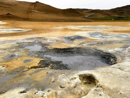 El vapor de agua ascendente acompañado de ácido sulfhídrico en contacto con las aguas superficiales genera ácido sulfúrico. Este disuelve las rocas volcánicas que encuentra a su paso y forma unas fuentes termales ácidas en forma de estanques de barro, con burbujas de gas que ascienden a la superficie, llamados ‘mud pots’. (Autor: Antonio P. López)