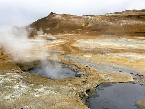 En la zona abundan las fumarolas, solfataras y mud pots (pozos de barro). La emisión de vapor de agua con ácido sulfhídrico origina depósitos de azufre nativo, además del característico olor a huevo podrido que inunda toda el área de Hverir. Ni las emisiones de vapor de agua, ni las de otros gases evitan la proliferación de millones de pequeñas y molestas moscas que inundan la zona. (Autor: Antonio P. López)