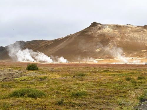 La zona geotérmica de Hverir está situada en el noreste de Islandia, al este del lago Mývatn y a los pies del monte Námafjall, de 482 metros de altitud, y del Námaskarð. Es un área de gran actividad volcánica ya que se asienta sobre el sistema de fisuras del volcán Krafla – Námafjall, que tiene una longitud de 80 kilómetros, con un ancho de entre 4 y 10 kilómetros, y que recorre parte del norte de Islandia, en el área de transición entre las placas euroasiática y norteamericana. (Autor: Antonio P. López)